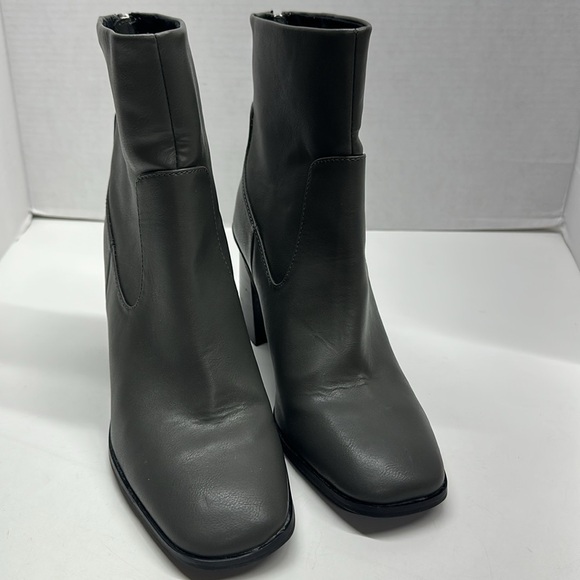 Dolce Vita DV Milana Ankle Boot Heeled Booties Leather Back Zip Gray Size 8.5 - Picture 6 of 8